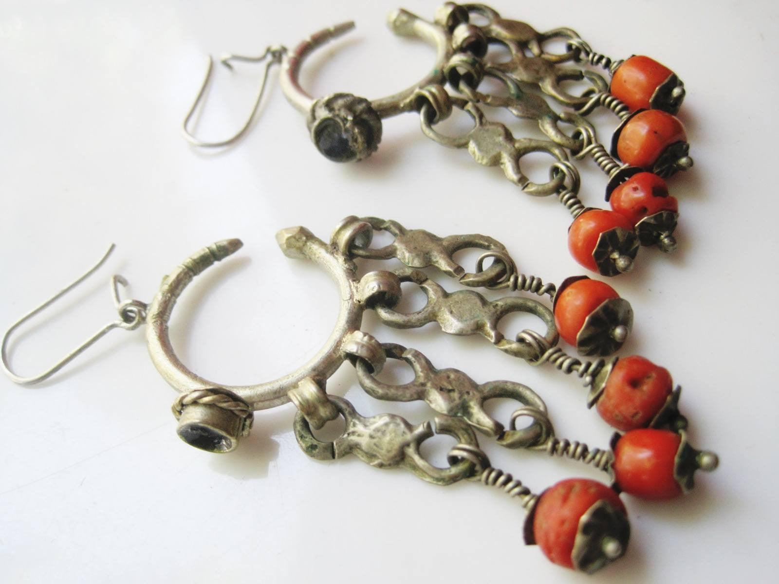 Berber loop shops Chaoui Aurès, silver and coral pearls, 1930's