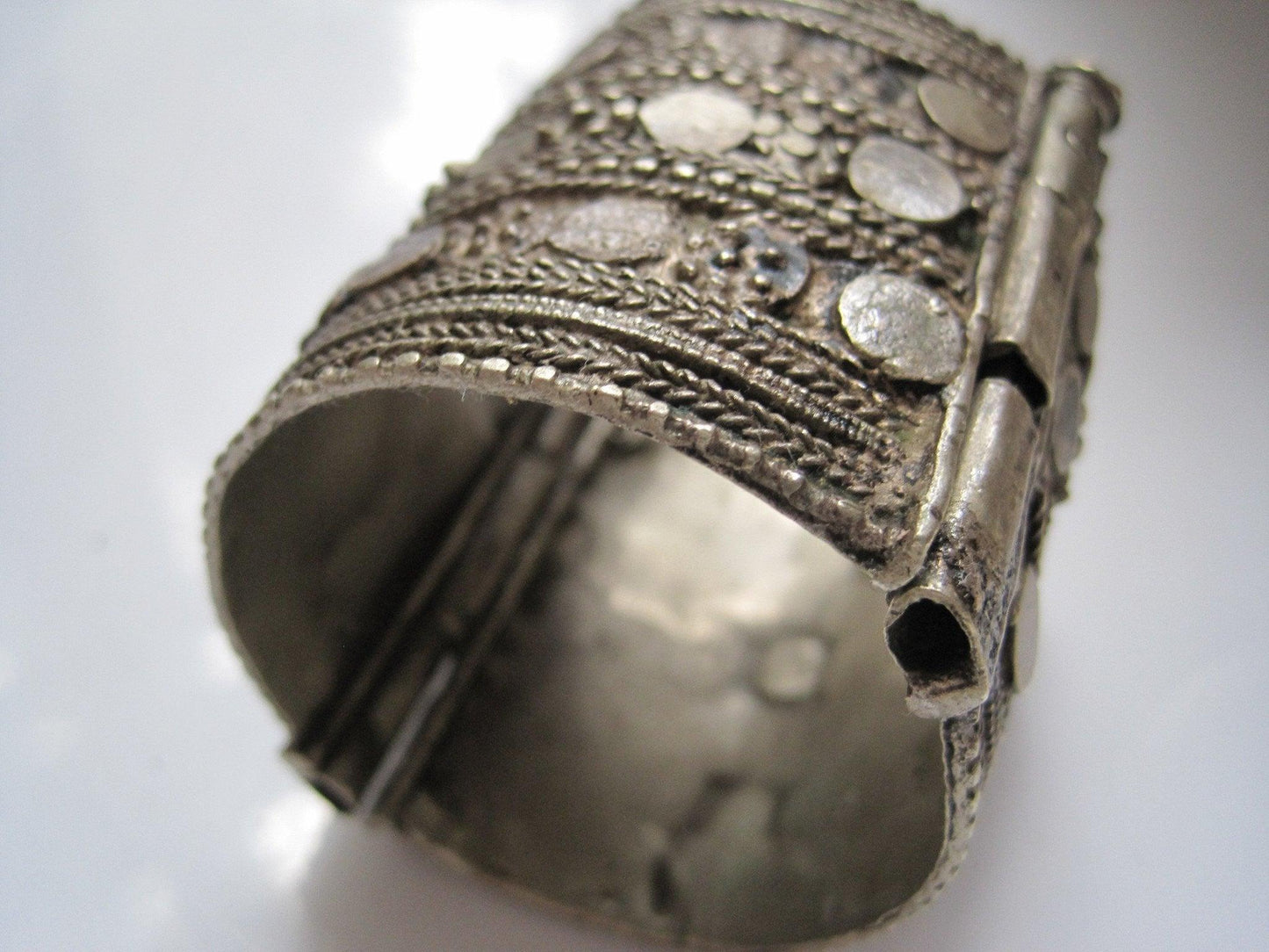Vintage Metal Yemeni Wide Bracelet for a Small Wrist - Anteeka