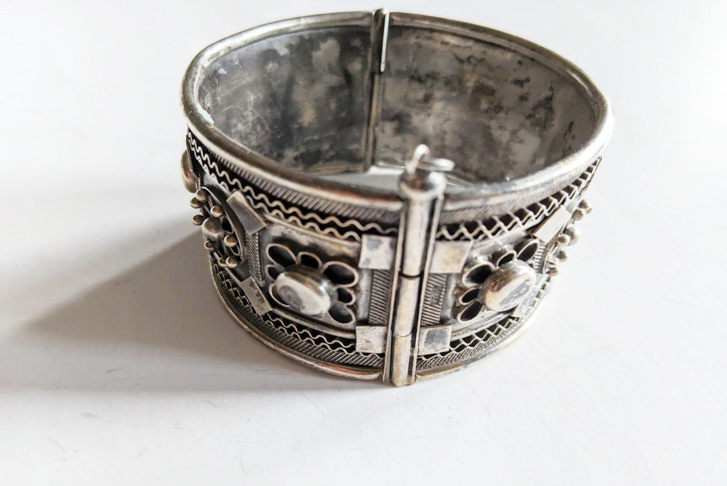 Vintage Silver Rashaida Bedouin or Nubian Hinged Bracelet - Anteeka
