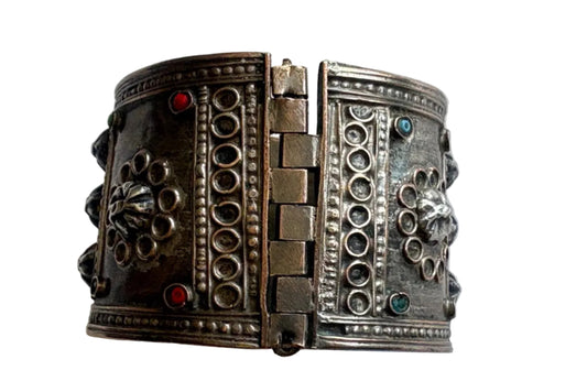 Syrian wide bracelet with slide pin closure