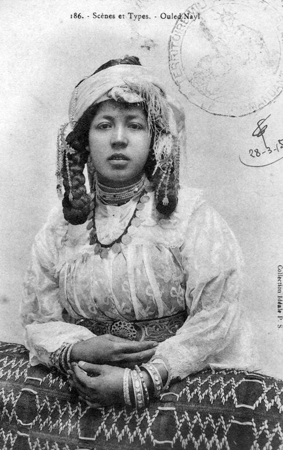 1915 postcard showing a Ouled Nail woman with bracelets collection Ideale P.S.