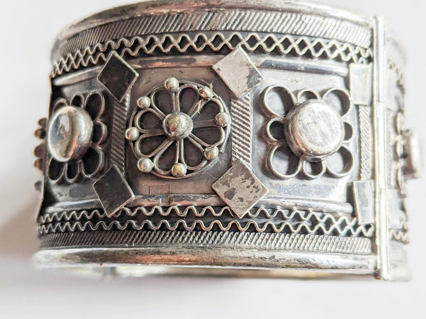 Vintage Silver Rashaida Bedouin or Nubian Hinged Bracelet