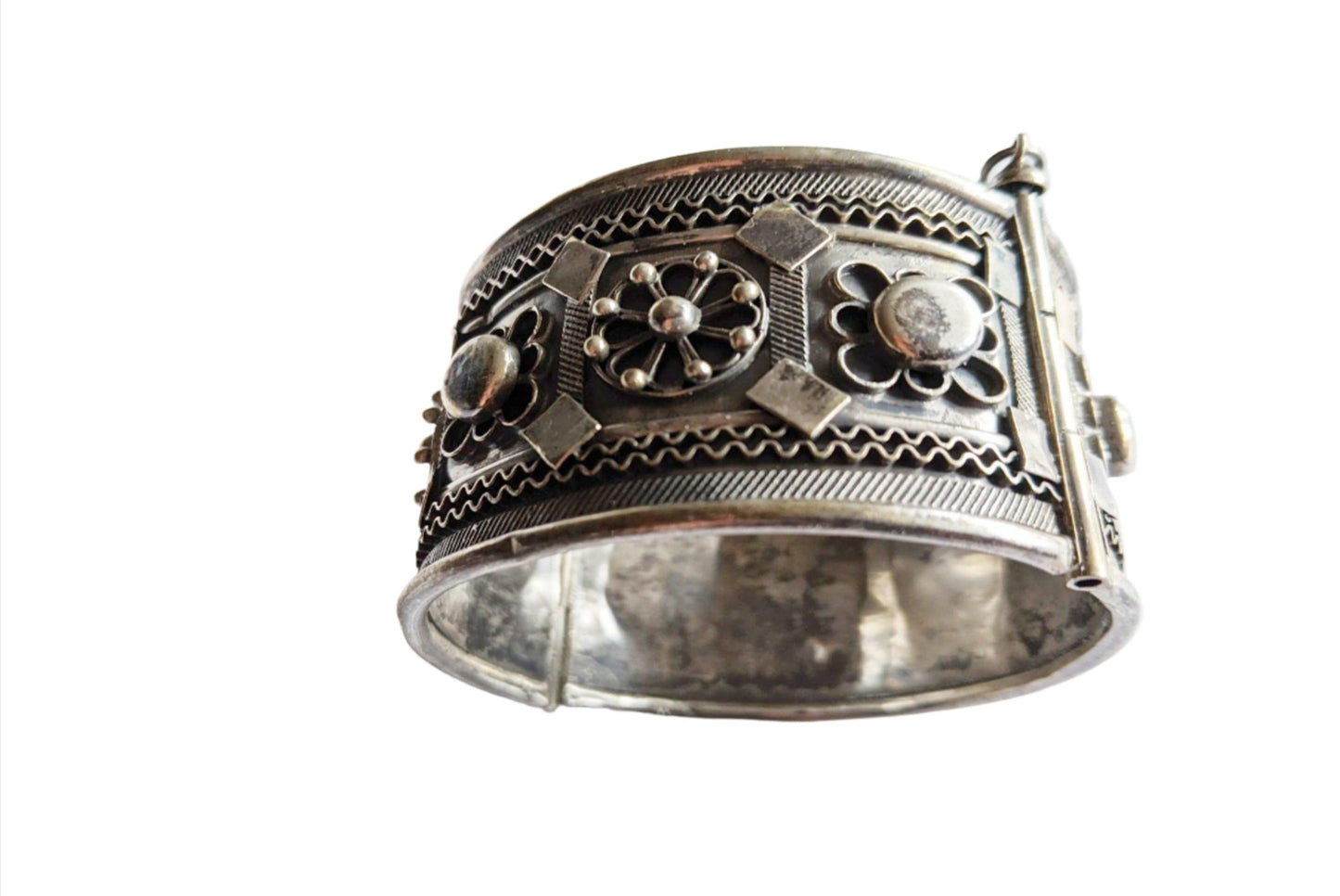 Vintage Silver Rashaida Bedouin or Nubian Hinged Bracelet