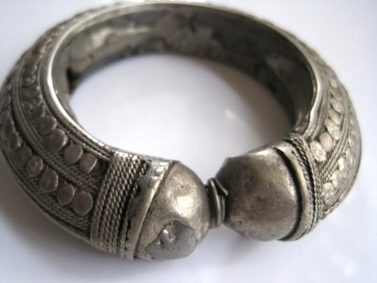 Vintage Metal Bedouin Bracelet or Bangle from Yemen - Anteeka