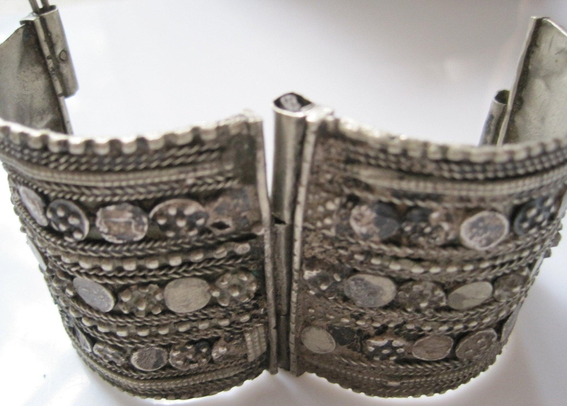 Vintage Metal Yemeni Wide Bracelet for a Small Wrist - Anteeka